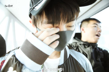 王俊凯王源易烊千玺同款卫衣开箱,王俊凯王源易烊千玺同款视频