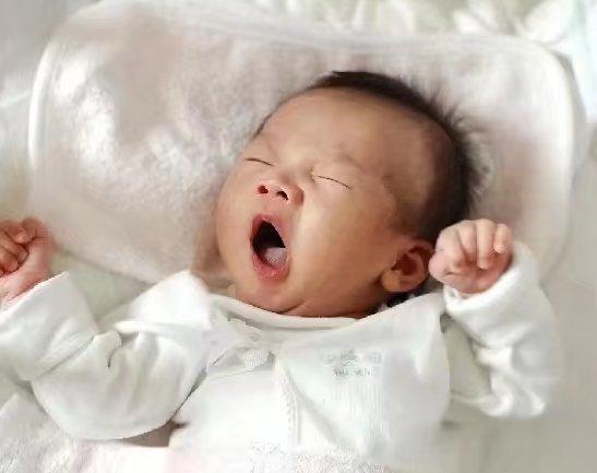 新生儿必须要枕枕头吗,新生儿要不要睡婴儿枕