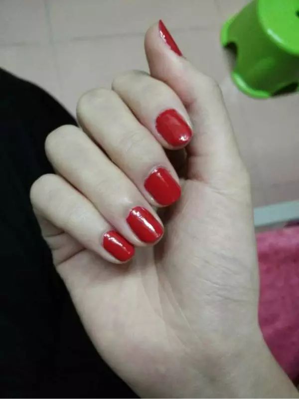 怎样才能涂指甲油是正确的方法,涂指甲油的正确步骤和方法