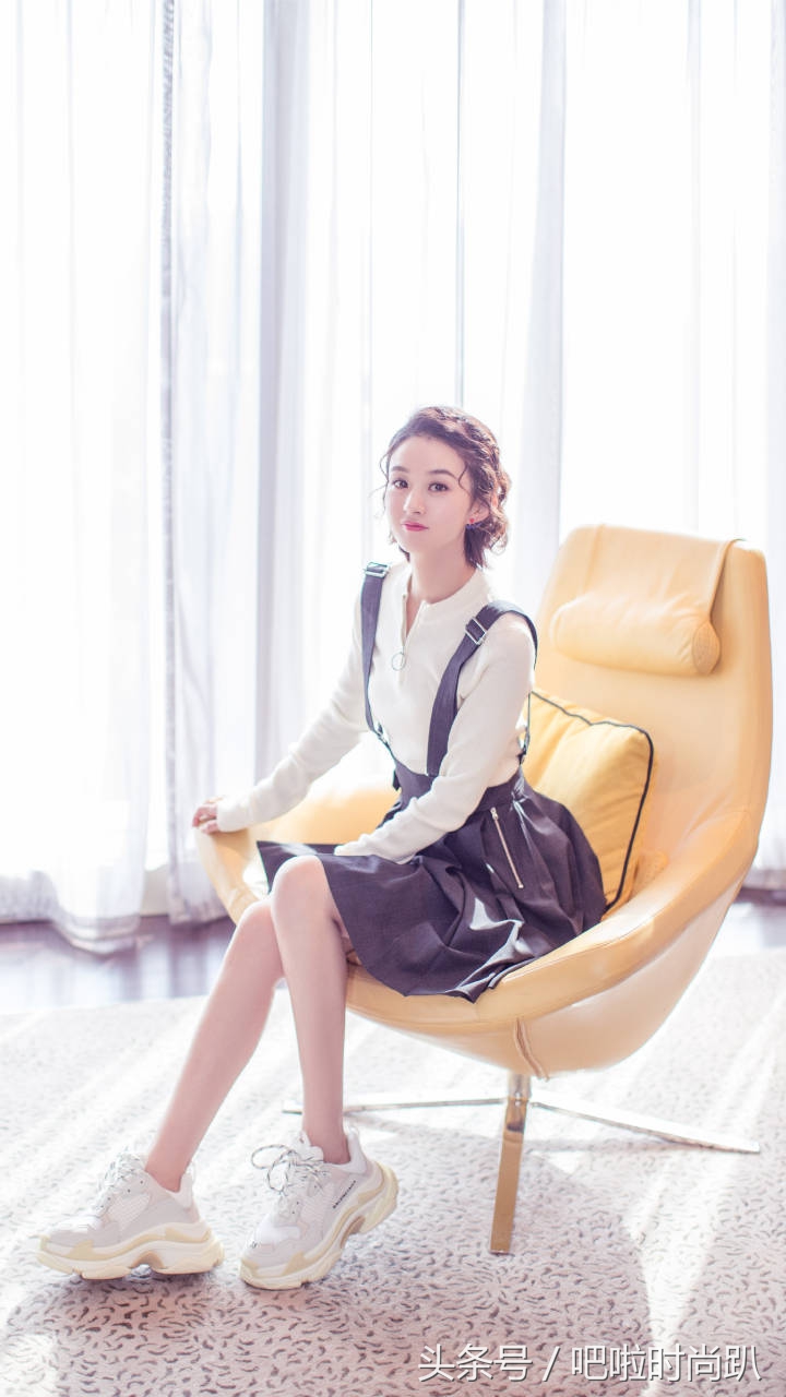 赵丽颖穿高帮鞋子,赵丽颖机场同款白色运动鞋