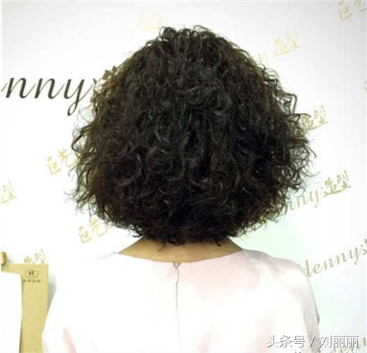 齐肩烫发显老气怎么补救,为什么烫发后显得很老气