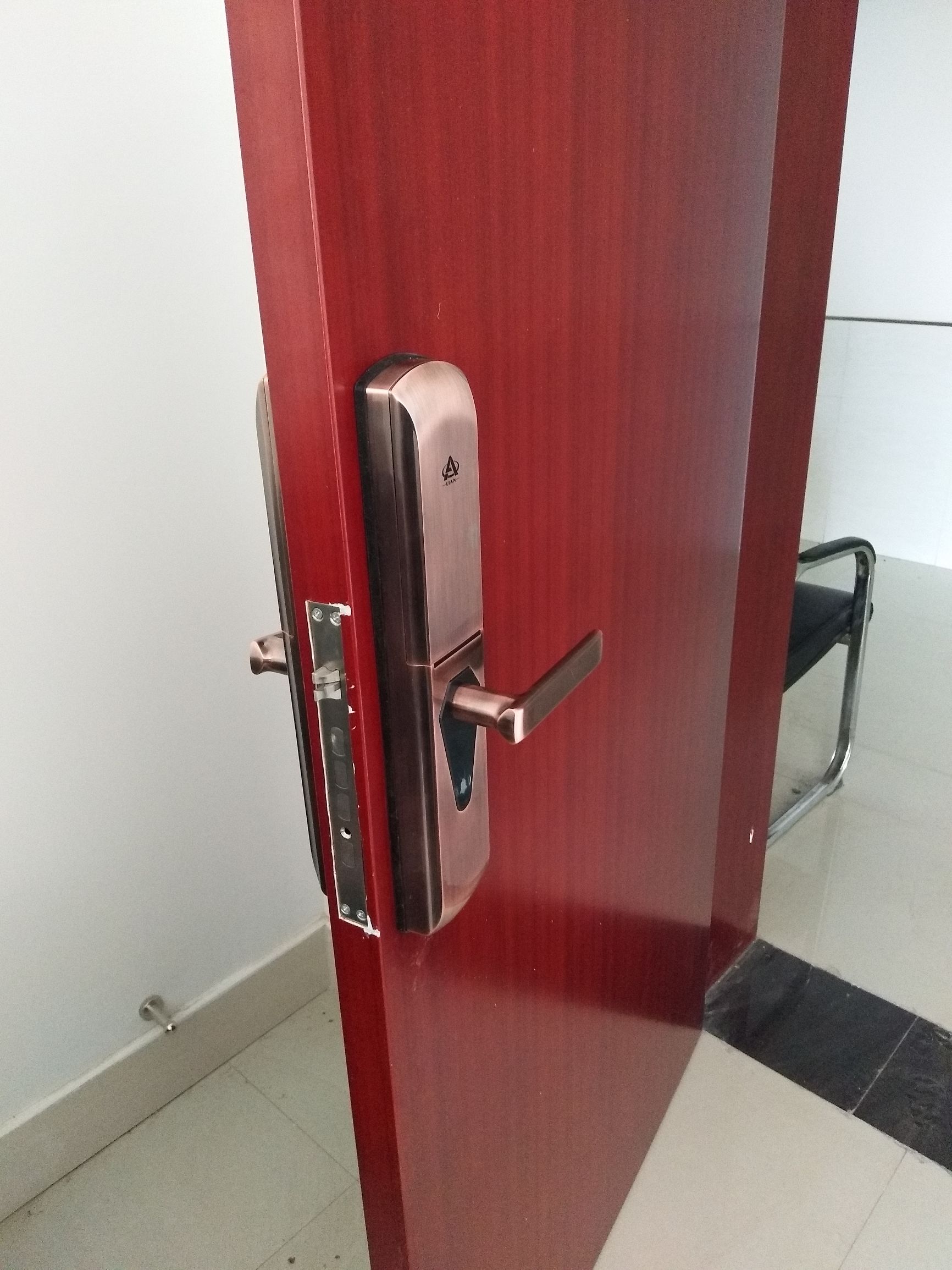 忘记带钥匙如何开锁挂锁,怎么开门锁忘记带钥匙