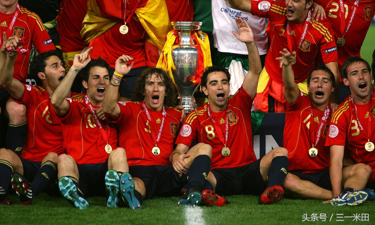 2016年欧洲杯金球奖金靴奖,历届欧洲足球金球奖得主捧杯图片