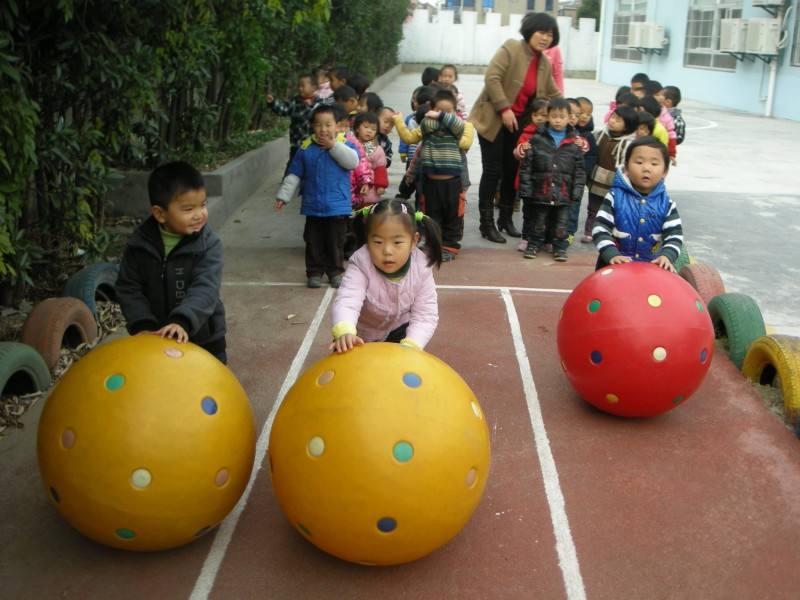 幼儿园小班小球创意游戏,幼儿园皮球的玩法