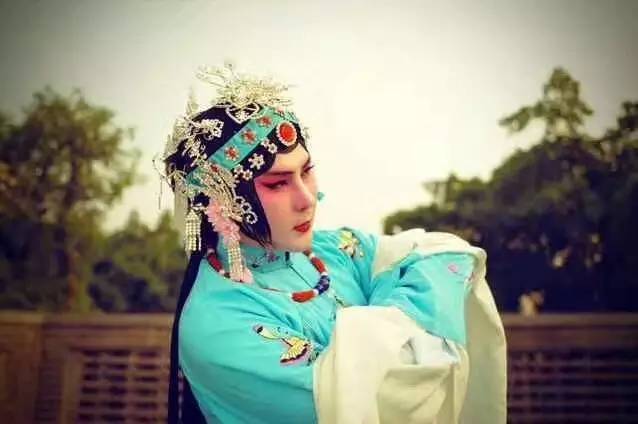 高薪的纪梵希offer和不赚钱的复古首饰，他选择了后者