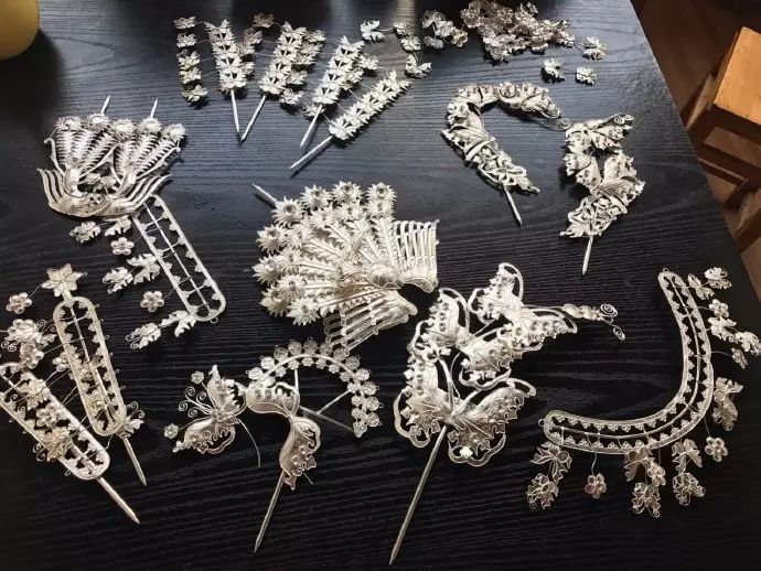 高薪的纪梵希offer和不赚钱的复古首饰，他选择了后者