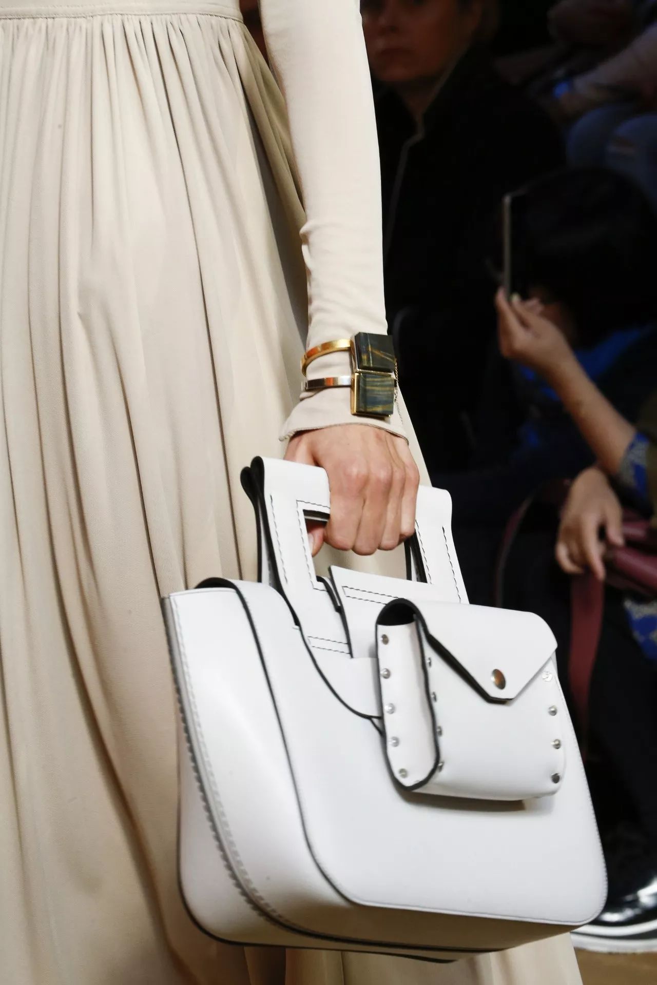 月薪5000的我是怎么存钱买房的,月入多少穿得起celine