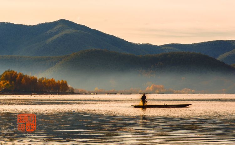 泸沽湖洗涤心灵的纯净之地,泸沽湖迷人的倒影