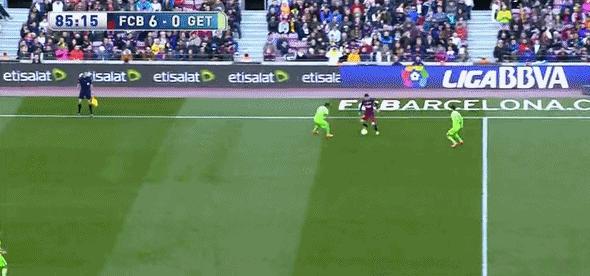 为什么很难防住梅西？因为梅西过人时的重心实在太稳了