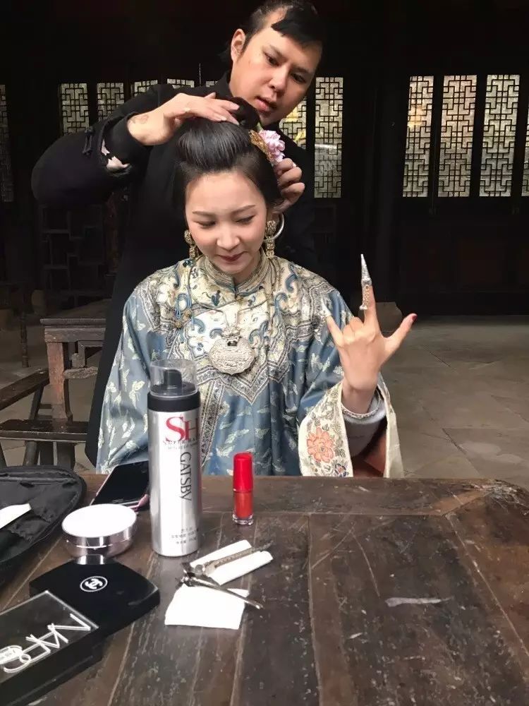 高薪的纪梵希offer和不赚钱的复古首饰，他选择了后者