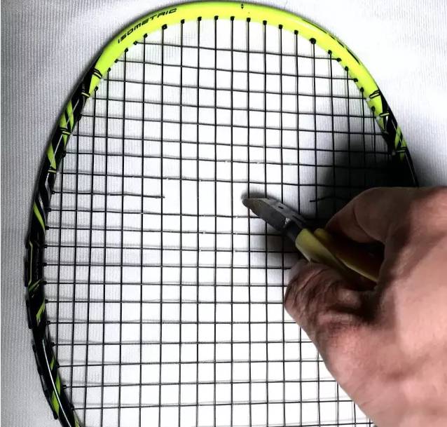 羽毛球拍断线后要立即剪线吗,断线羽毛球拍如何剪线