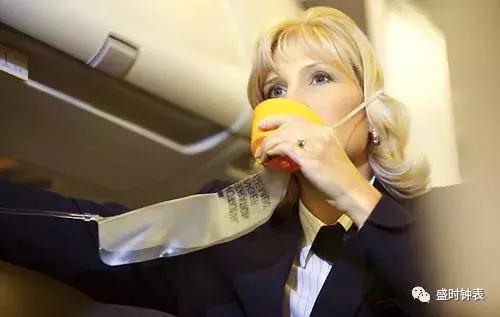空姐为什么都戴一块好手表,空姐为什么手上一定要戴表
