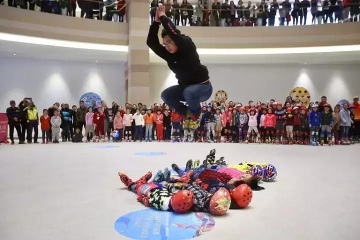 当“天空之城”遇上“动感轮滑”｜轮滑冠军林恩宁上演炫酷表演