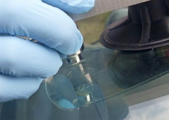 挡风玻璃被石子打裂有刮痕？4S店里套路深！教你一招，快速搞定