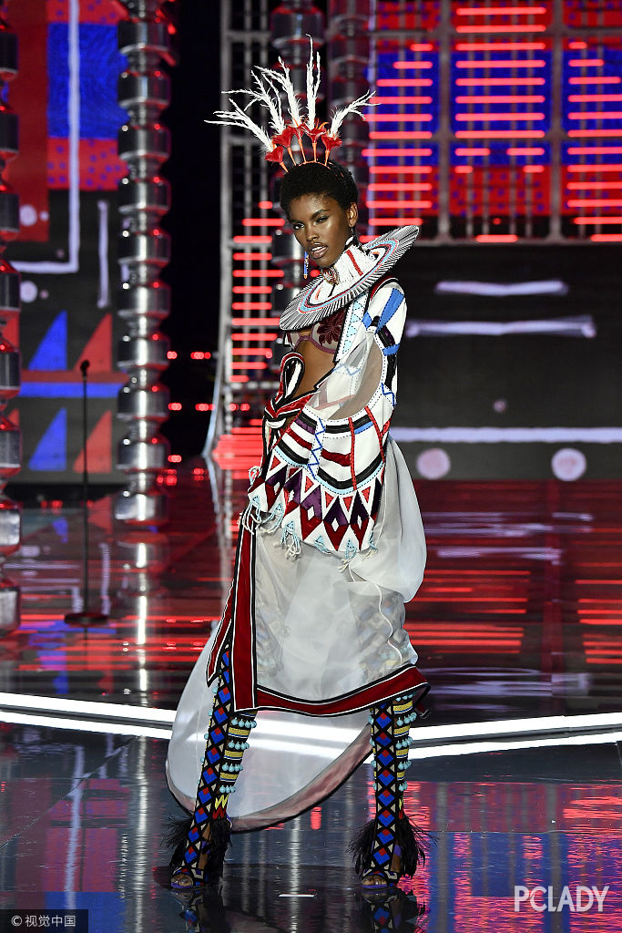 今年维密在哪里,维密奚梦瑶摔倒那一期音乐是什么