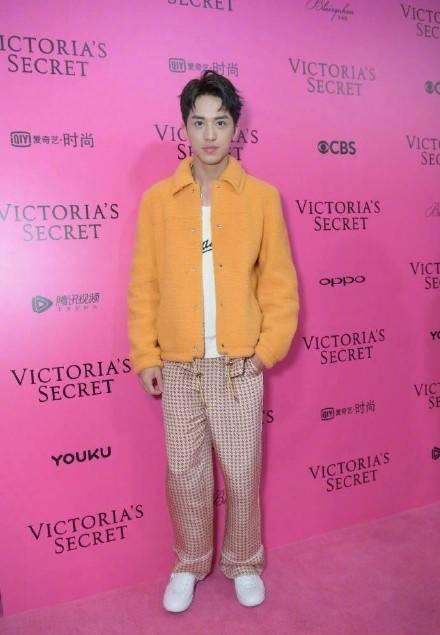 奚梦瑶摔倒内情曝光,奚梦瑶摔倒了视频