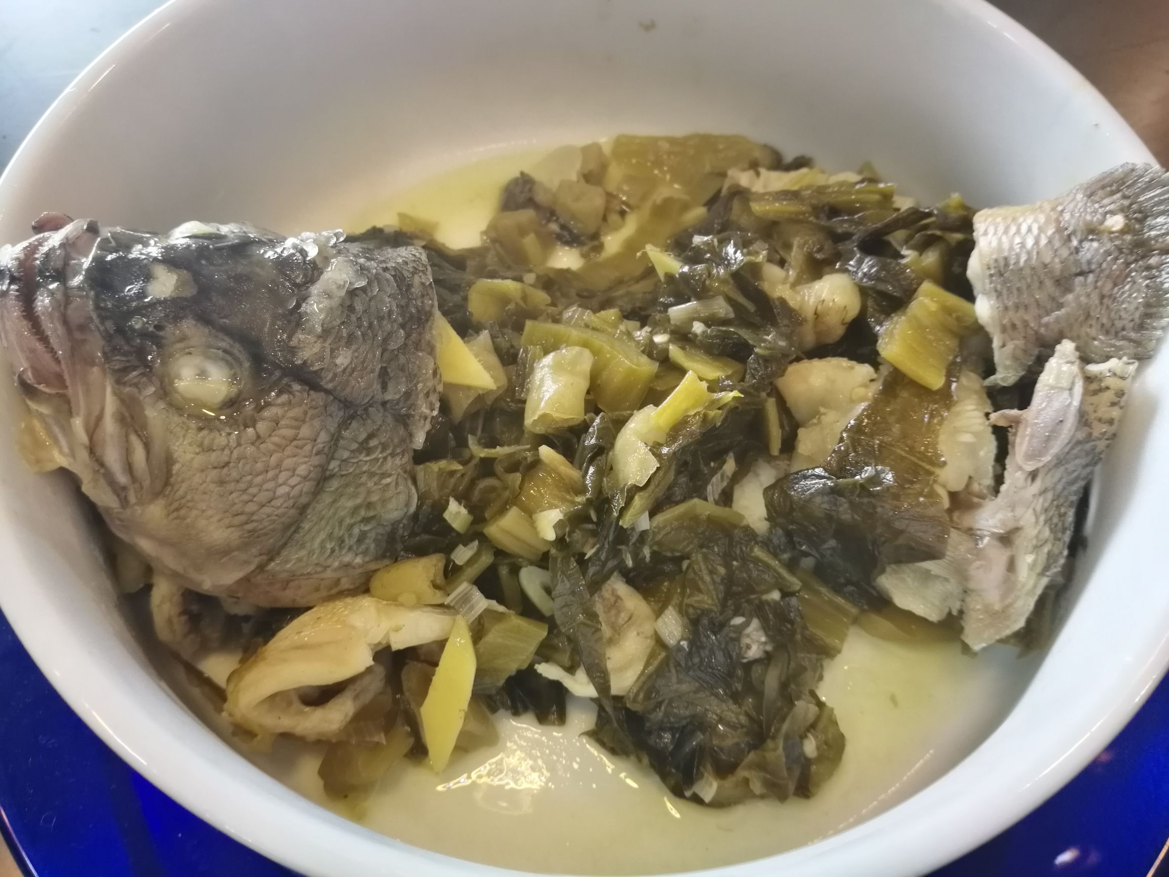 正宗酸菜鲈鱼的做法步骤视频,鲈鱼酸菜水煮鱼片的家常做法