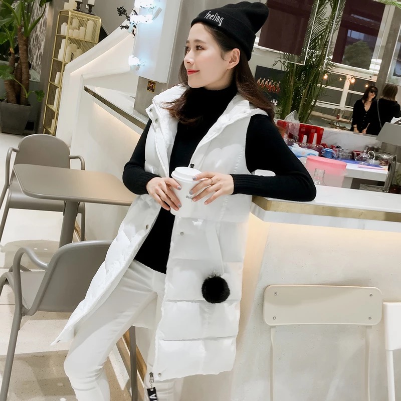 亮皮羽绒马甲穿出高级感,羽绒马甲打破冬日乏味穿搭