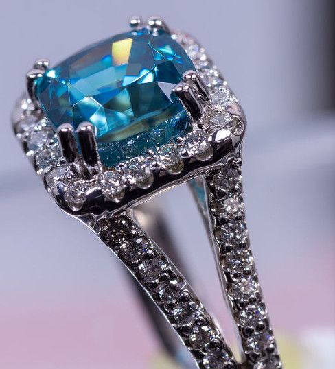 锆石有颜色的图片欣赏,宝石欣赏蓝锆石