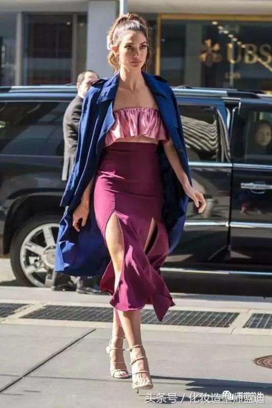 卡其色风衣怎么搭配裤子和鞋子,深蓝色风衣怎么搭配裤子鞋子