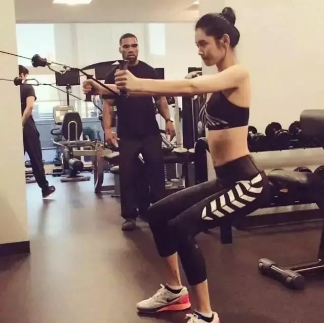 奚梦瑶摔跤对他造成的影响有多大,奚梦瑶维密大秀摔跤