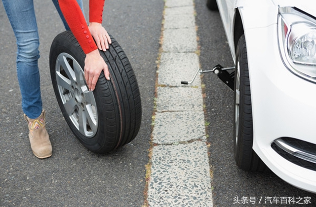 自己换轮胎螺丝拧多紧合适,换备胎螺丝拧下来了轮胎卸不下来