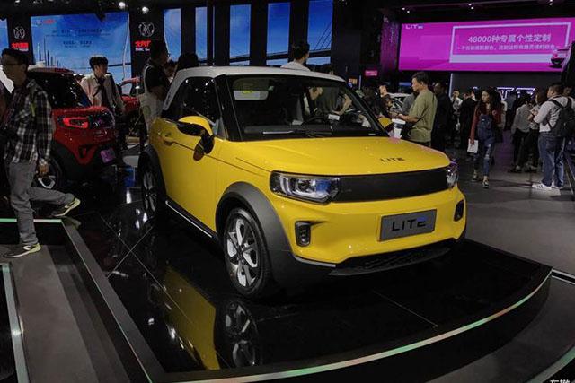 这车5块液晶屏,自动泊车,续航200公里,8万送妹子对你死心塌地