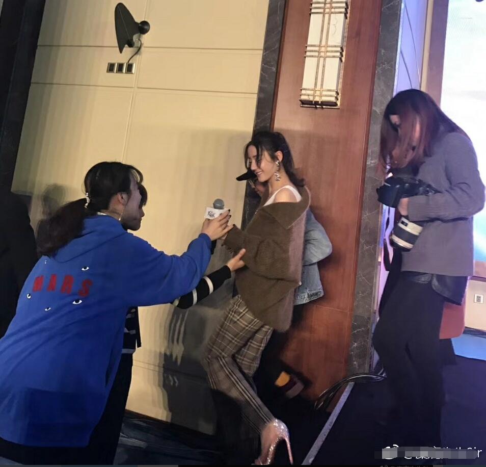 迪丽热巴直播无名指戴戒指,迪丽热巴戴戒指