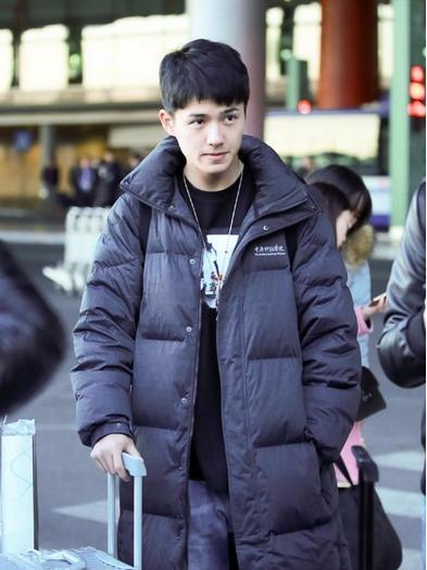 刘昊然谭松韵同款校服,刘昊然同款中戏校服