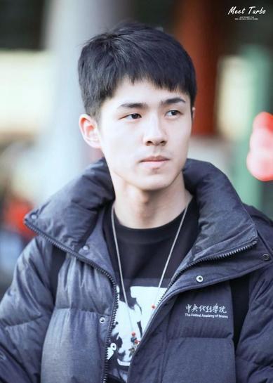 刘昊然谭松韵同款校服,刘昊然同款中戏校服