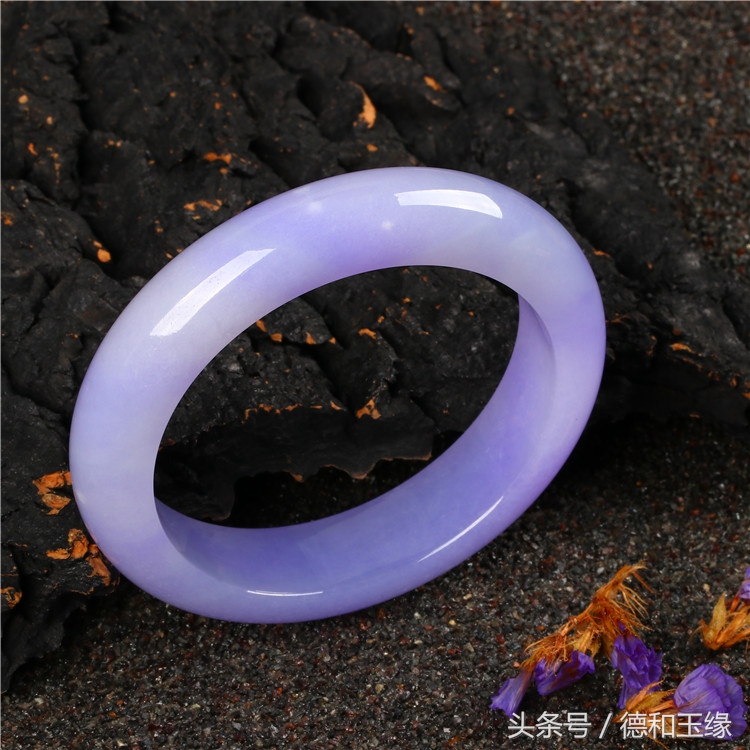 那晚我拿出了这两款翡翠手镯，她对我的态度突然转变了！