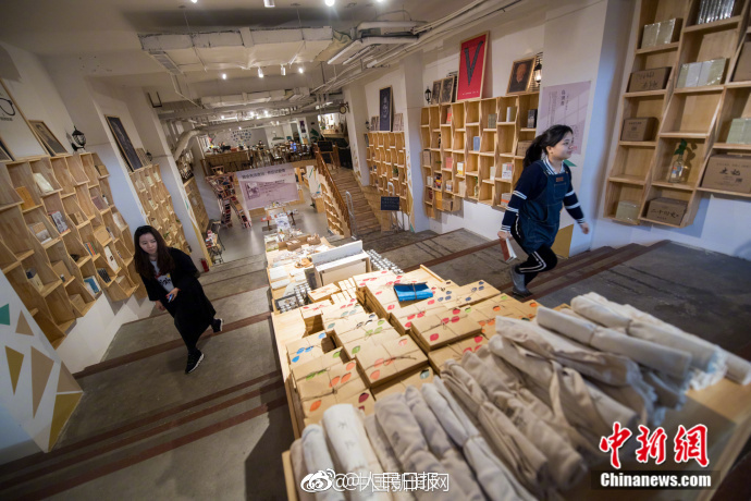 晨看*疆新**｜小伙踩警车晒照被拘；这个官员受贿2千余万获刑12年