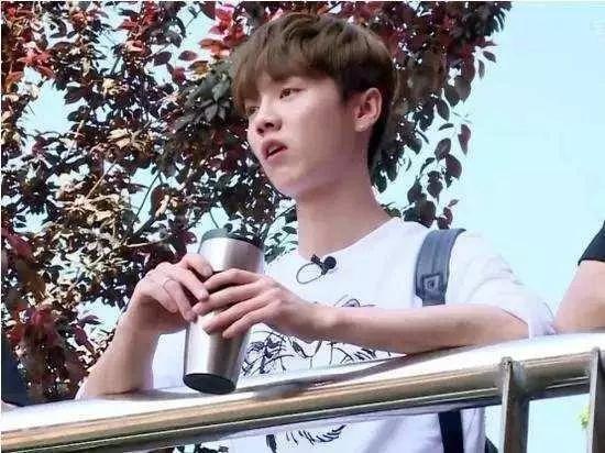 刘昊然谭松韵同款校服,刘昊然同款中戏校服