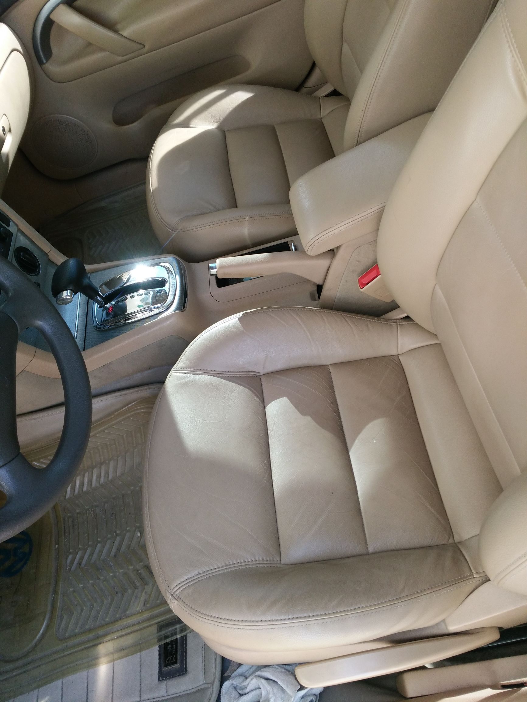 2012年帕萨特漏油出在哪里,大众帕萨特开多少公里开始漏油