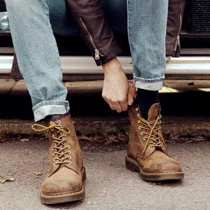 这双靴子一旦穿上就会“中毒”