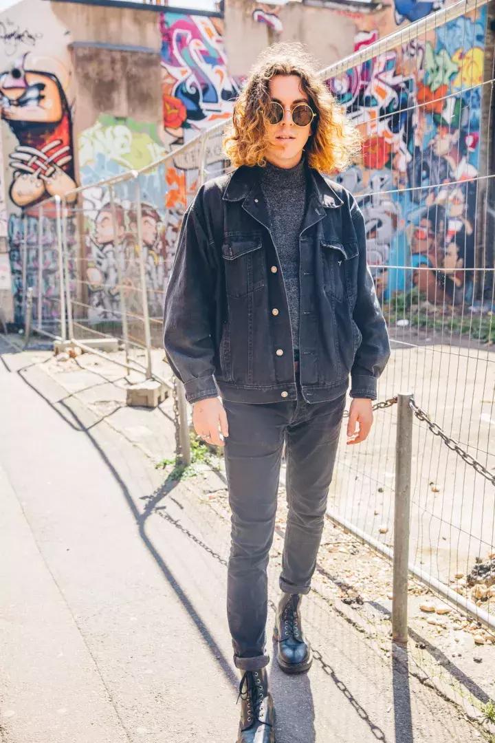 这双靴子一旦穿上就会“中毒”