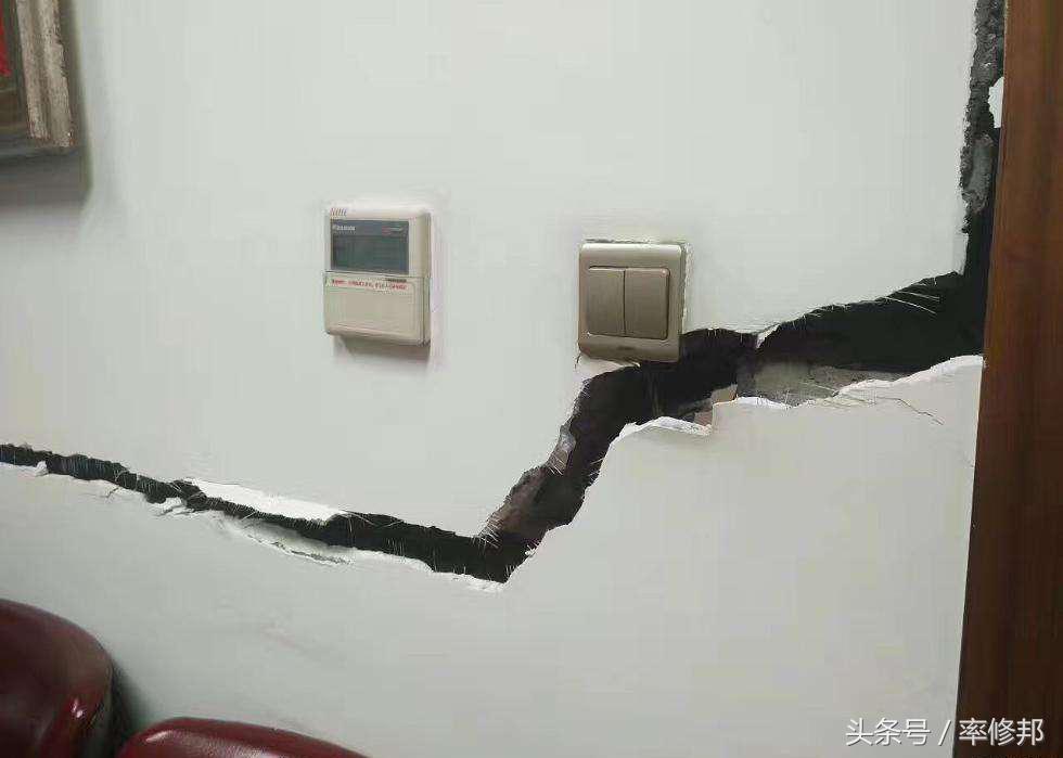 老墙面裂纹怎么处理,墙上大裂缝怎样修补