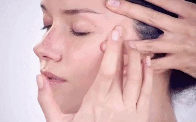 学会这几个动作改善眼部问题,学会这三招女人眼袋再重也能治好