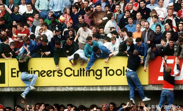 英国球迷事件,国外专业足球场看台隔离网