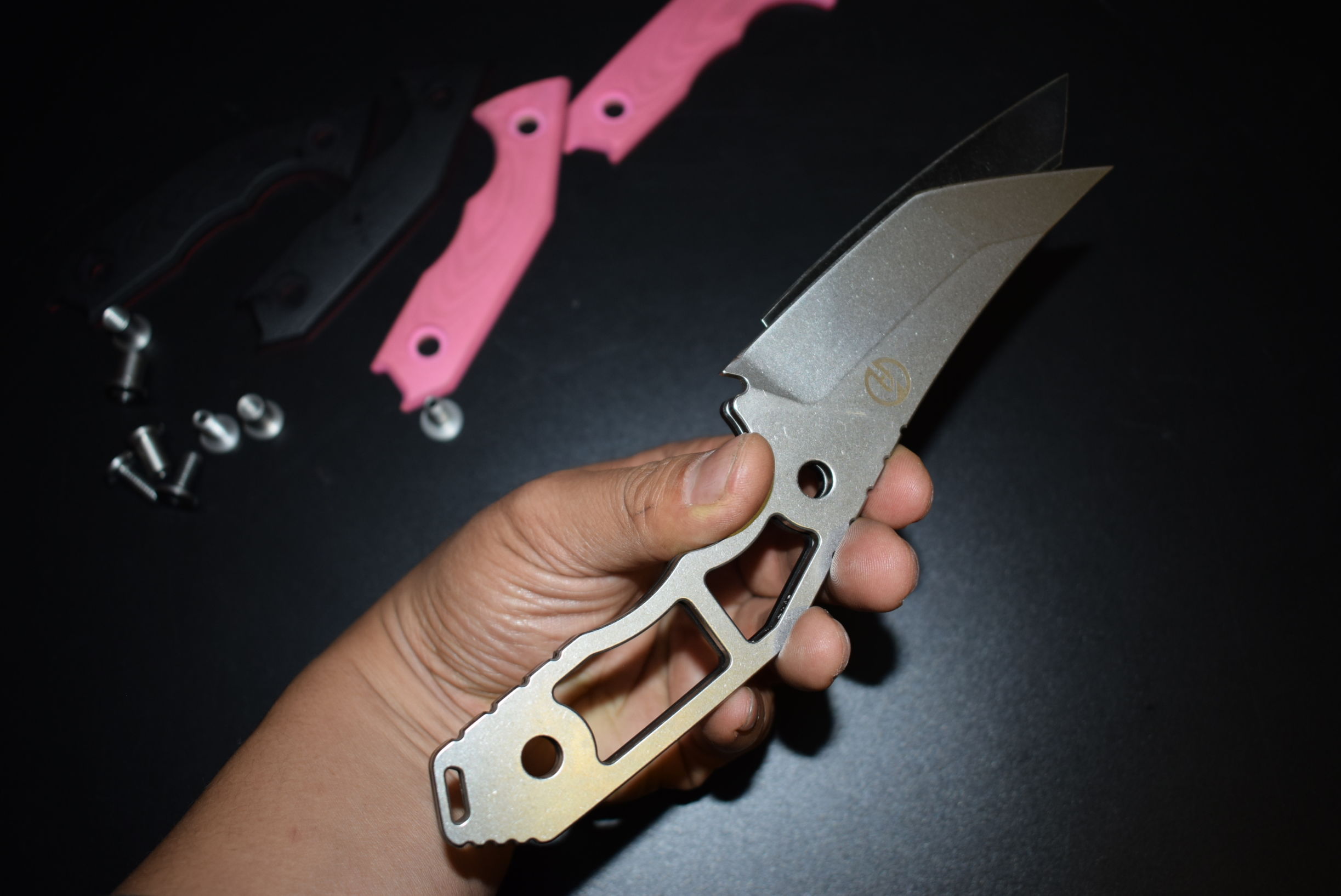 设计怪异的歪把子直刀好用吗？MAXACE军团系列直刀横向评测