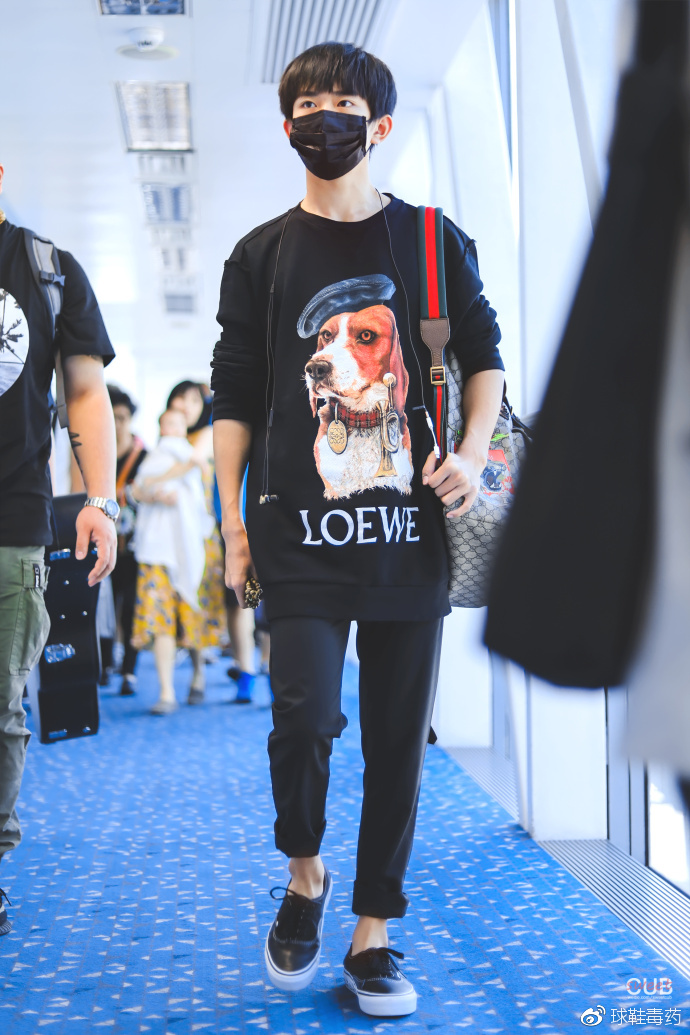 易烊千玺18岁生日演唱会礼物,易烊千玺16岁生日会的礼物