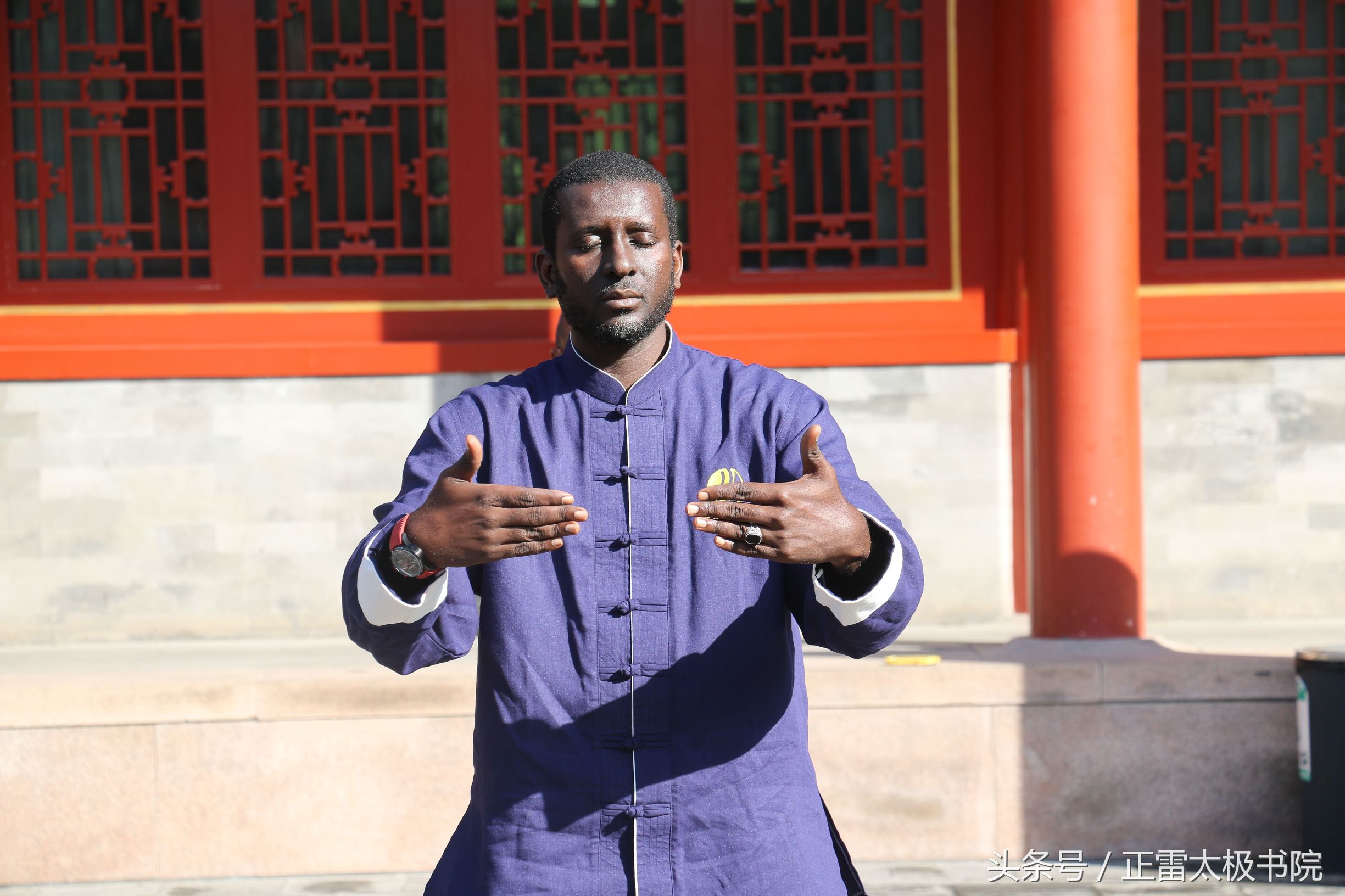 太极拳站桩后背酸痛,太极拳初学者如何站桩