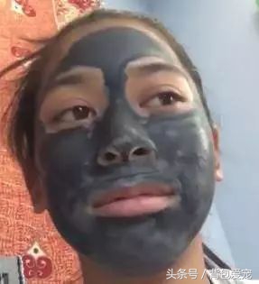 狗与面膜不可兼得，看到主人敷面膜...汪星人夺门而逃！