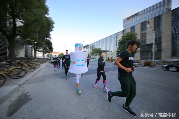 牛仔裤作为长盛不衰的时髦单品，近些年饱受快时尚冲击