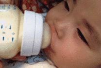 冲奶粉摇晃有泡沫孩子会胀气吗,宝宝胀气跟冲奶粉的水温有关吗