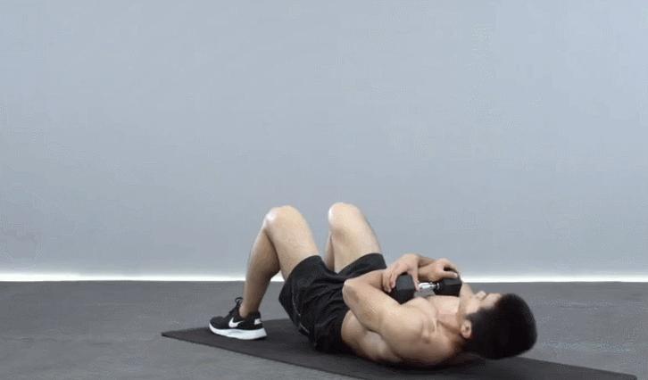 只要一个哑铃就可以练二头和三头,只有一副哑铃练背的六个动作