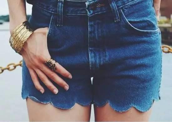 如何把旧牛仔裤变成新的,旧牛仔裤改变上衣