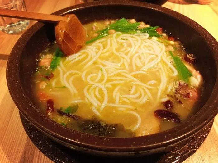 一口米线一口肉酱,一口米线一口醋