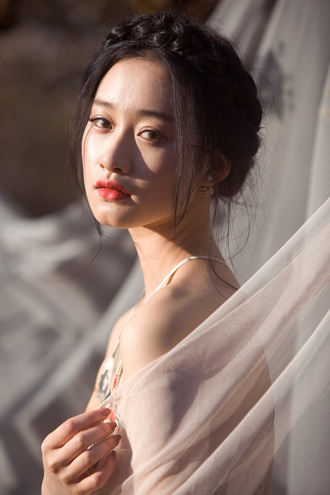 小说：黑红影后意外身亡穿进一本网络热刷书中，成了反派继母