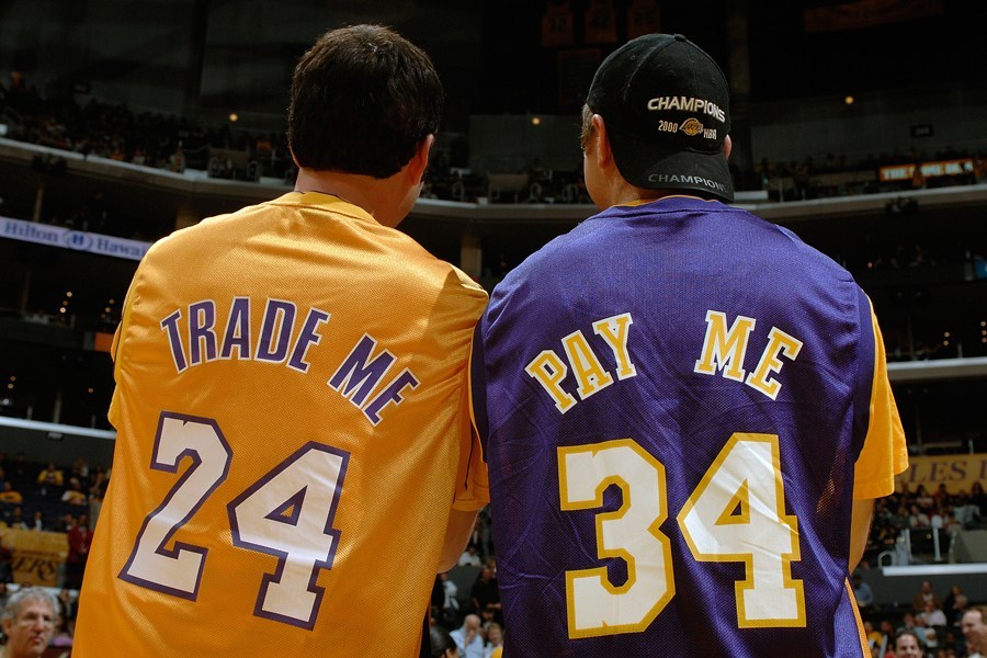 那些年科比单挑詹姆斯,回顾那些年科比的黑肘